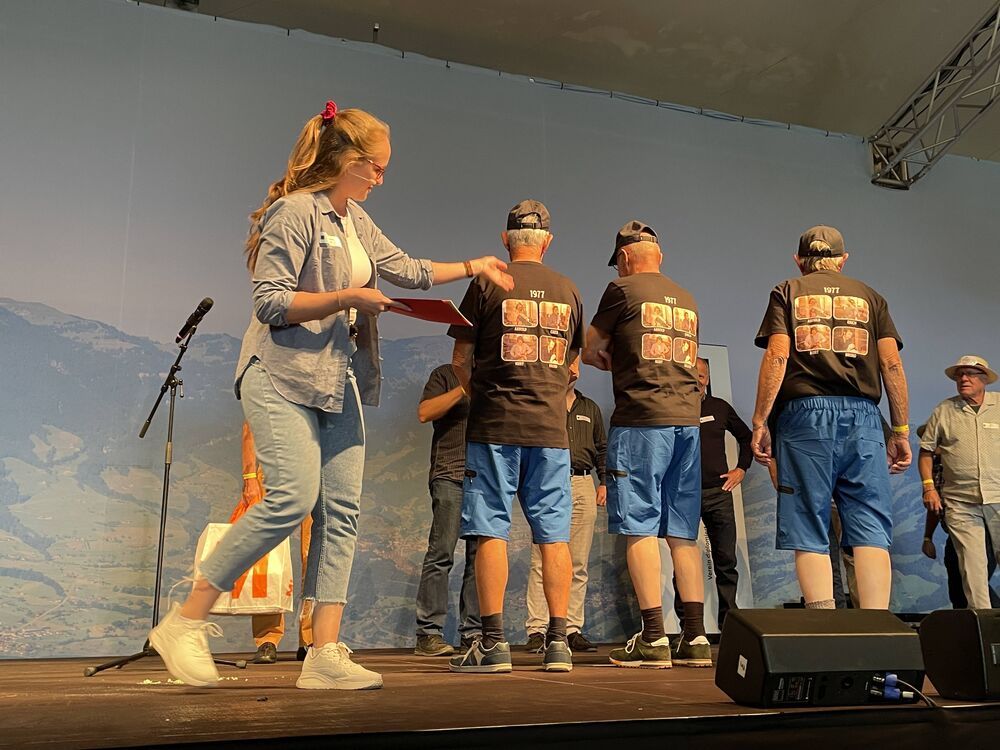 Nina Hersche und Spenglermeister-Klassenjahrgang 1977. (Foto: Peter Warthmann)
